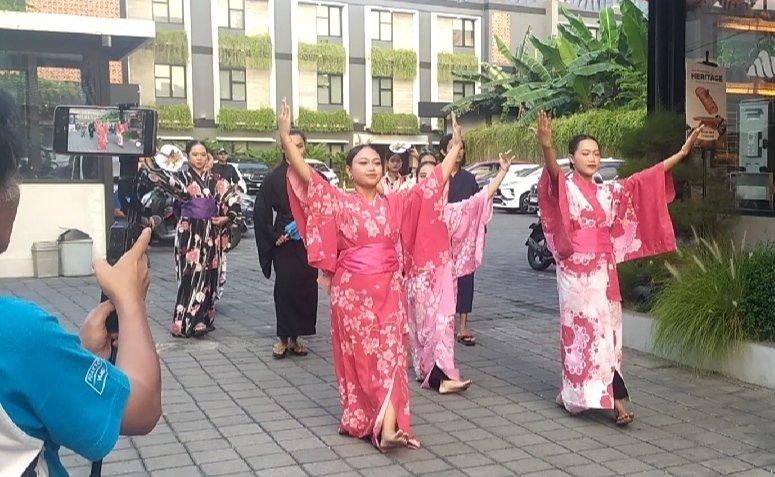 Parade budaya Jepang memeriahkan pembukaan HUT ke-2 Mangano Sushi Solo Baru di Sukoharjo.