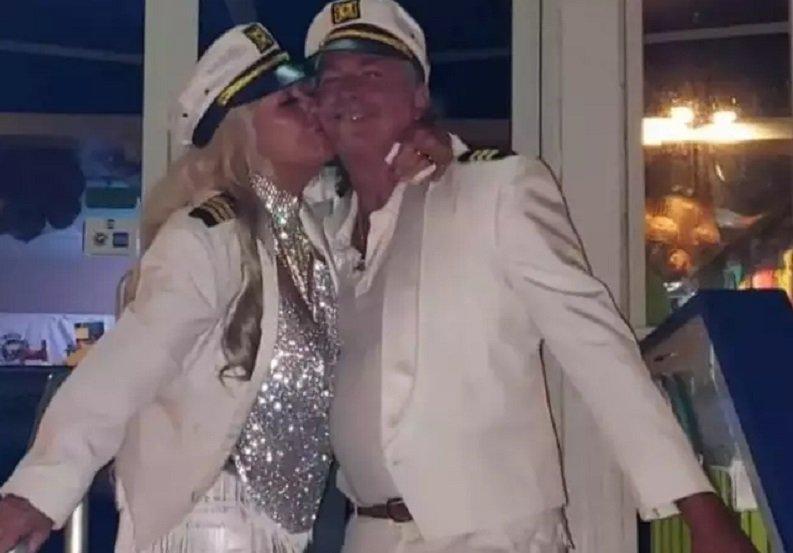 Pasangan suami istri bepergian keliling dunia naik pesiar.