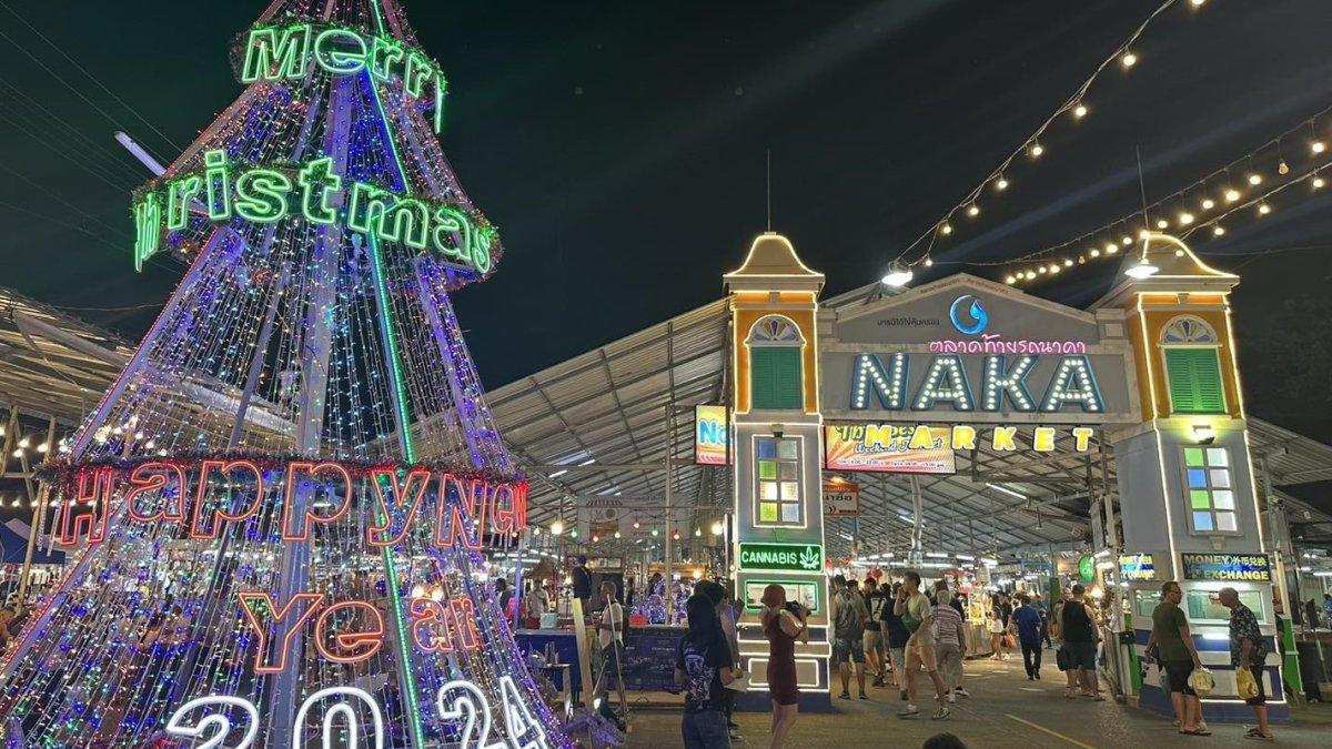 Pasar Akhir Pekan Naka, satu pasar malam terbaik di Phuket Thailand buat berburu oleh-oleh murah.