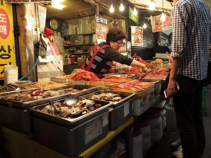 Pasar Dongdaemun, satu pasar terbaik di Seoul Korea selatan buat berburu jajanan kaki lima dan oleh-oleh murah.