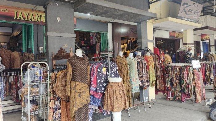 Pasar Grosir Batik Setono, Pekalongan, Jawa Tengah.