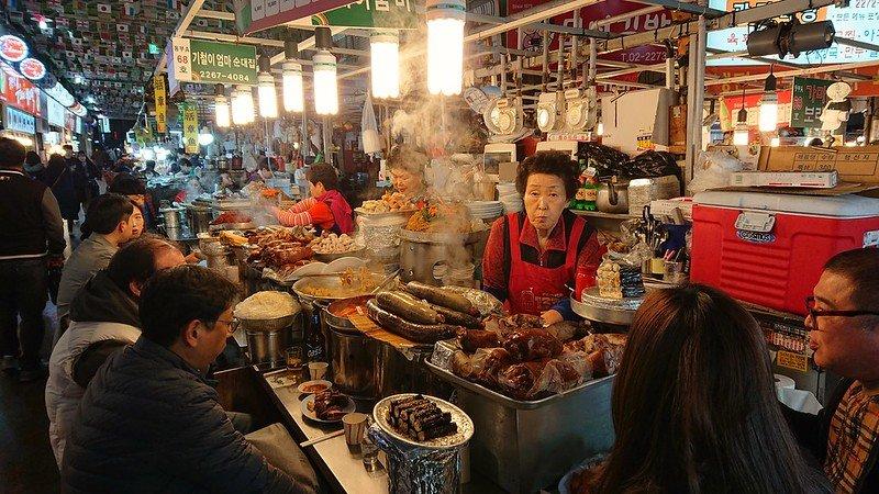 Pasar Gwangjang, satu pasar terbaik di Seoul Korea selatan buat berburu jajanan kaki lima dan oleh-oleh murah.