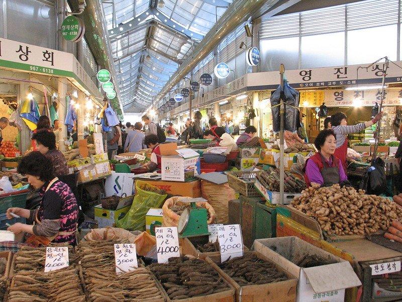Pasar Gyeongdong, satu pasar tradisional di Seoul Korea Selatan buat berburu oleh-oleh.