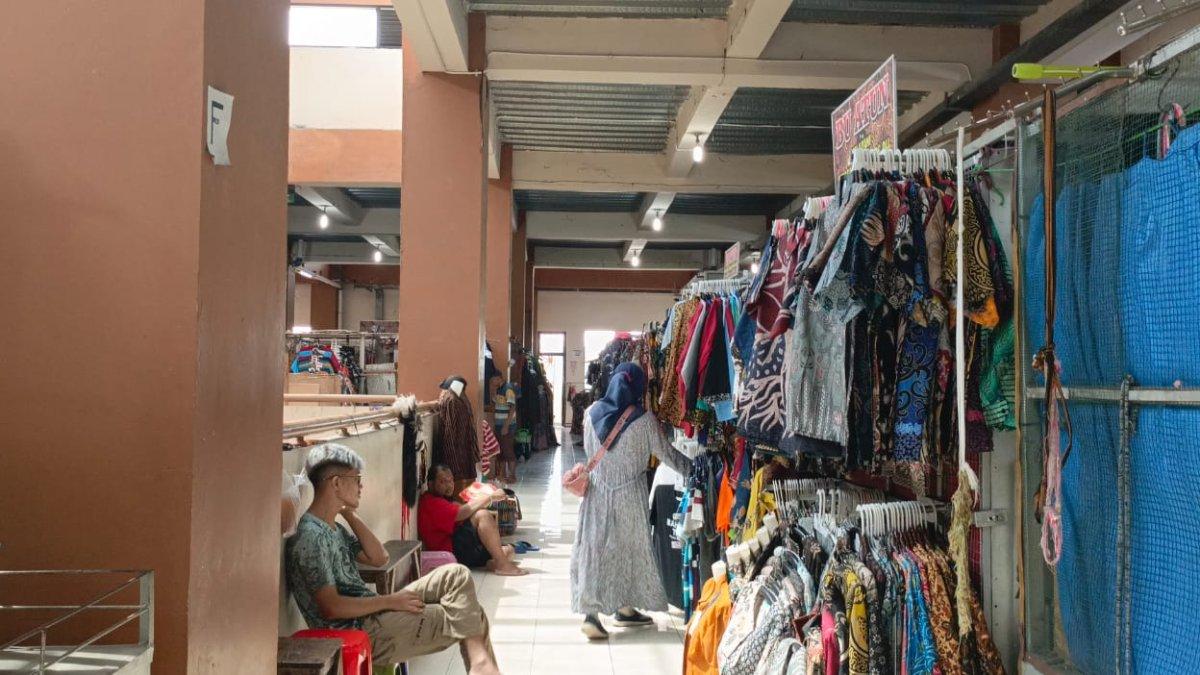 Pasar Klewer Solo menjadi satu tempat belanja terbaik di Solo, terutama buat kamu yang mencari kain batik.