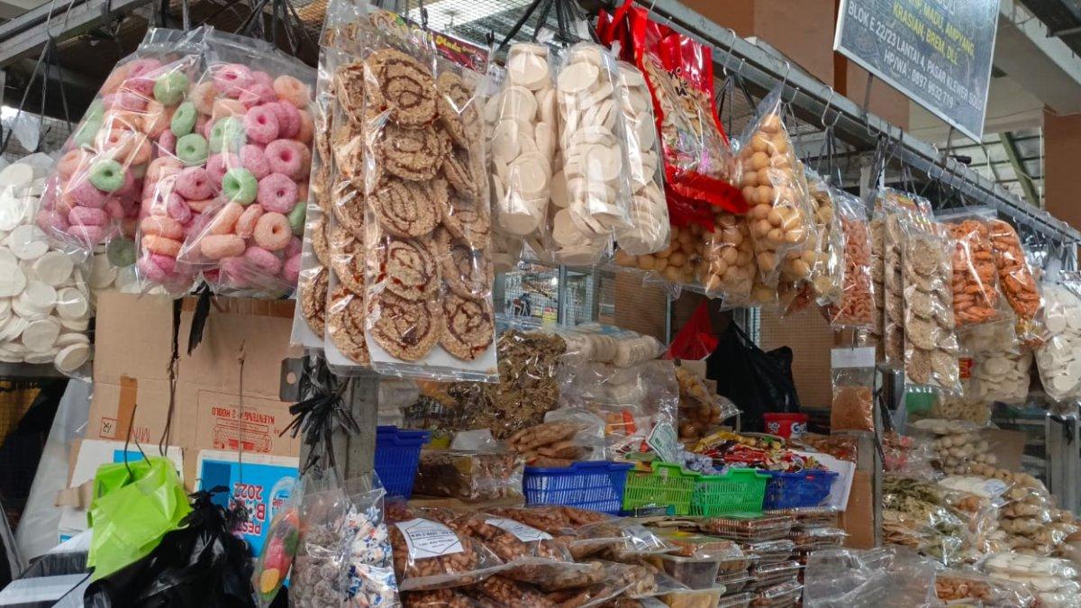 Pasar Klewer tak cuma menawarkan produk batik, tapi juga oleh-oleh khas Solo lainnya.