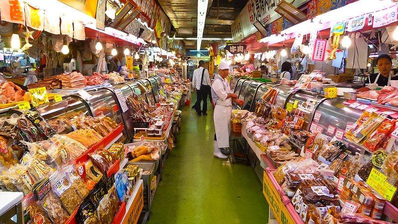 Pasar Makishi, satu tempat wisata terbaik di Okinawa Jepang.