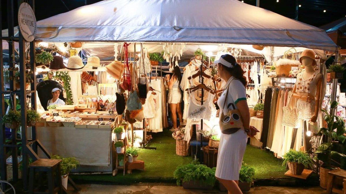 Pasar Malam Hua Mum, satu pasar malam di Bangkok Thailand buat belanja oleh-oleh.