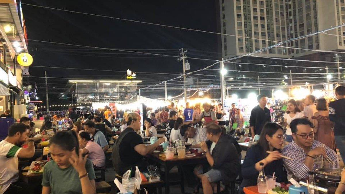 Pasar Malam Indy, satu pasar malam di Bangkok Thailand buat belanja oleh-oleh.