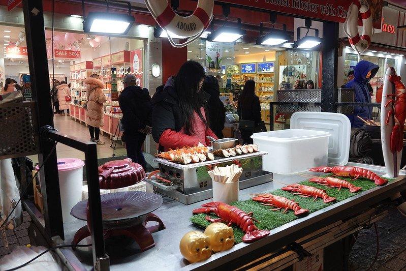 Pasar Malam Myeongdong, satu tempat wisata di Seoul Korea Selatan.