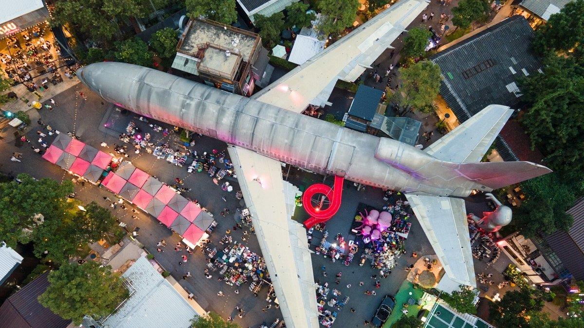 Pasar Malam Pesawat Chang Chui, satu pasar loak terbaik di Bangkok Thailand.