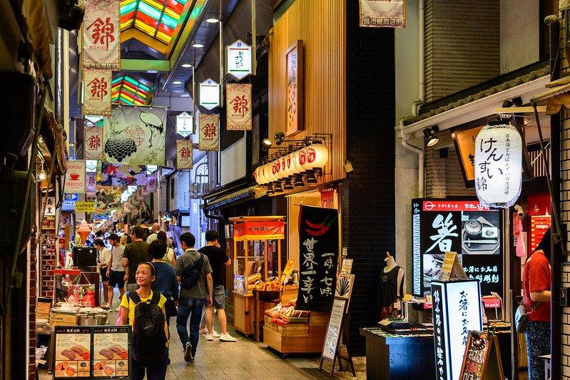 Pasar Nishiki, satu tempat wisata di Kyoto Jepang yang gratis dikunjungi buat liburan hemat anggaran.