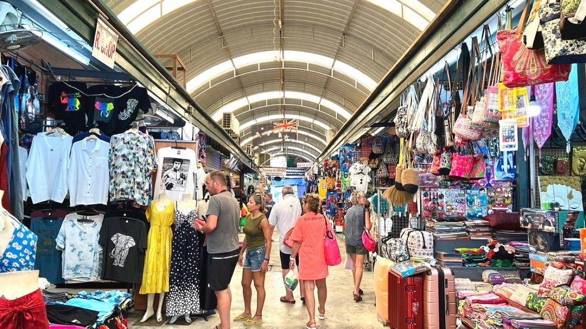 Pasar Otop, satu pasar malam terbaik di Phuket Thailand buat berburu oleh-oleh murah.