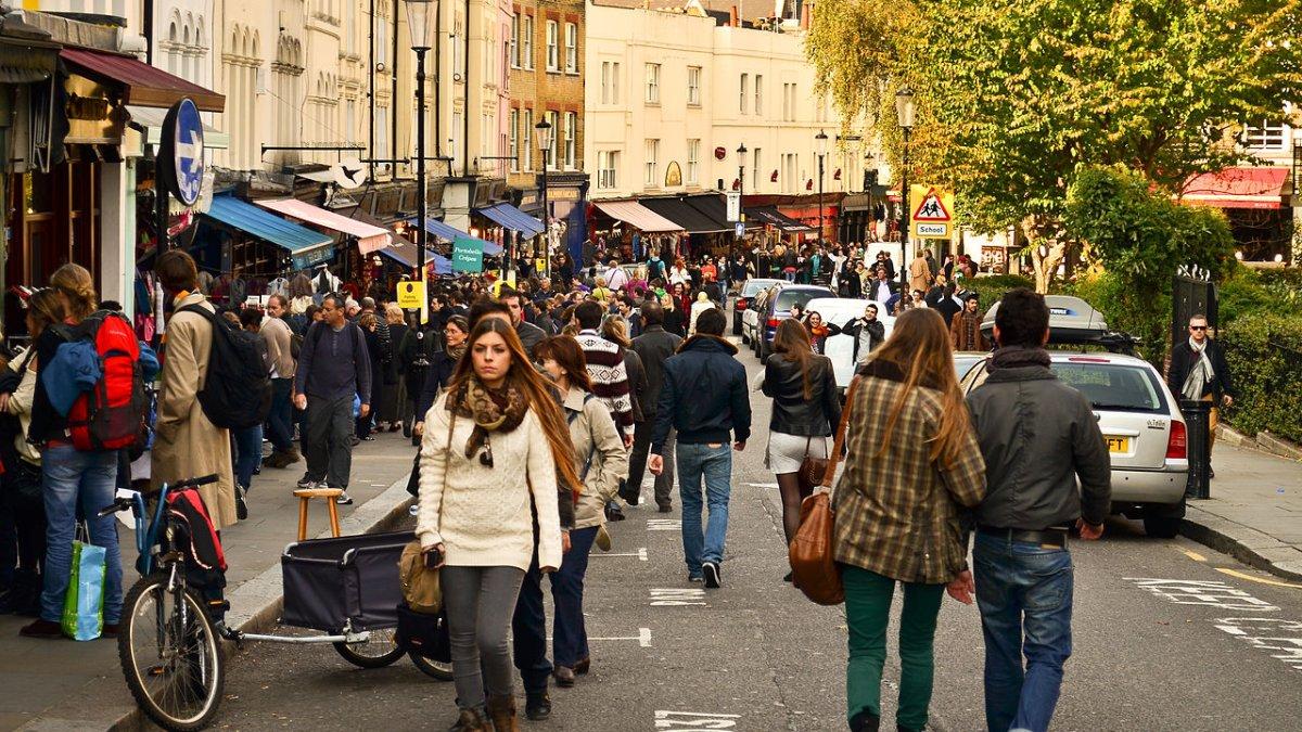 Pasar Portobello Road, satu tempat wisata hits di London Inggris.