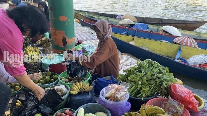 Pasar Terapung Taman Siring di Lokasinya di Jalan Piere Tendean Sungai Martapura, Kelurahan Gadang, Kecamatan Banjarmasin Tengah, Kota Banjarmasin, Kalimantan Selatan.