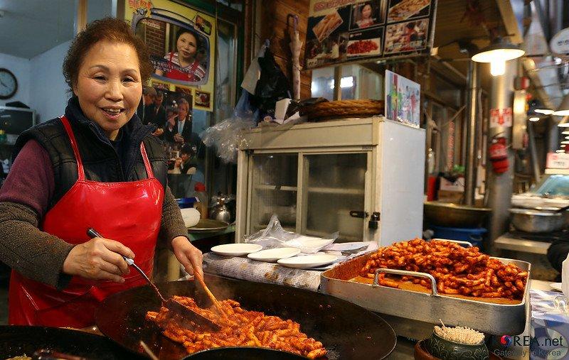 Pasar Tongin, satu pasar terbaik di Seoul Korea selatan buat berburu jajanan kaki lima dan oleh-oleh murah.