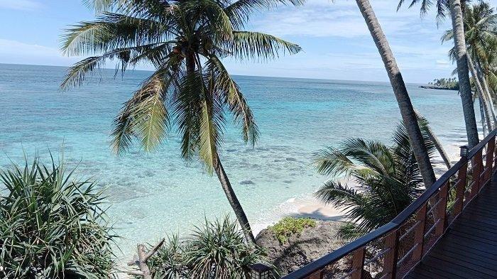 Pasir putih bak permadani yang membentang di Pantai Sumur Tiga, Sabang, Aceh