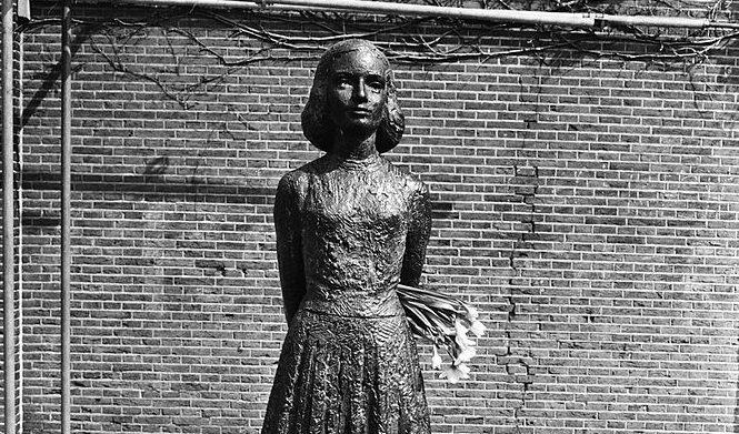 Patung Anne Frank di Amsterdam Belanda