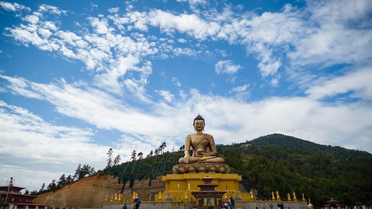 Patung Buddha Besar di gunung Bhutan Himalaya. Biara Dzong di Bhutan Asia satu kuil terbesar di Asia dengan latar belakang lanskap dan pegunungan, Bhutan