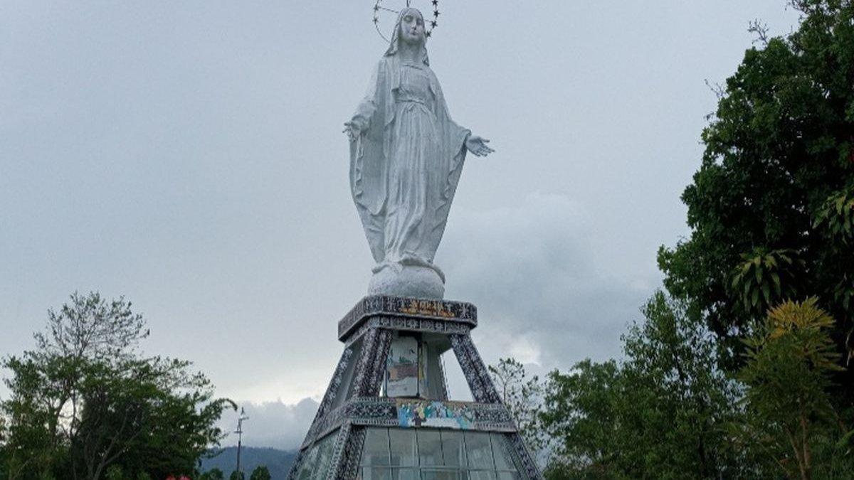 Patung Bunda Maria Segala Bangsa di Bukit Nilo salah satu destinasi wisata religi di Kabupaten Sikka, Nusa Tenggara Timur.