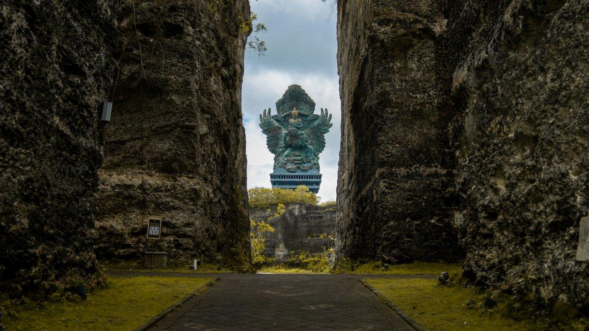 Patung Garuda Wisnu Kencana satu tempat wisata populer di Bali