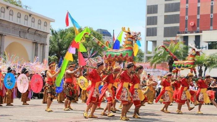 Ribuan warga masyarakat Kota Semarang tumpah ruah di Halaman Kantor Balai Kota Semarang dan jalan Pemuda untuk menyaksikan prosesi pawai arak-arakan Dugderan, Sabtu (4/5/2019). Acara pawai dugderan ini juga mendapat penganugrahan dari Lembaga Prestasi Indonesa Dunia (Leprid) karena membuat patung warak ngendok terbesar.