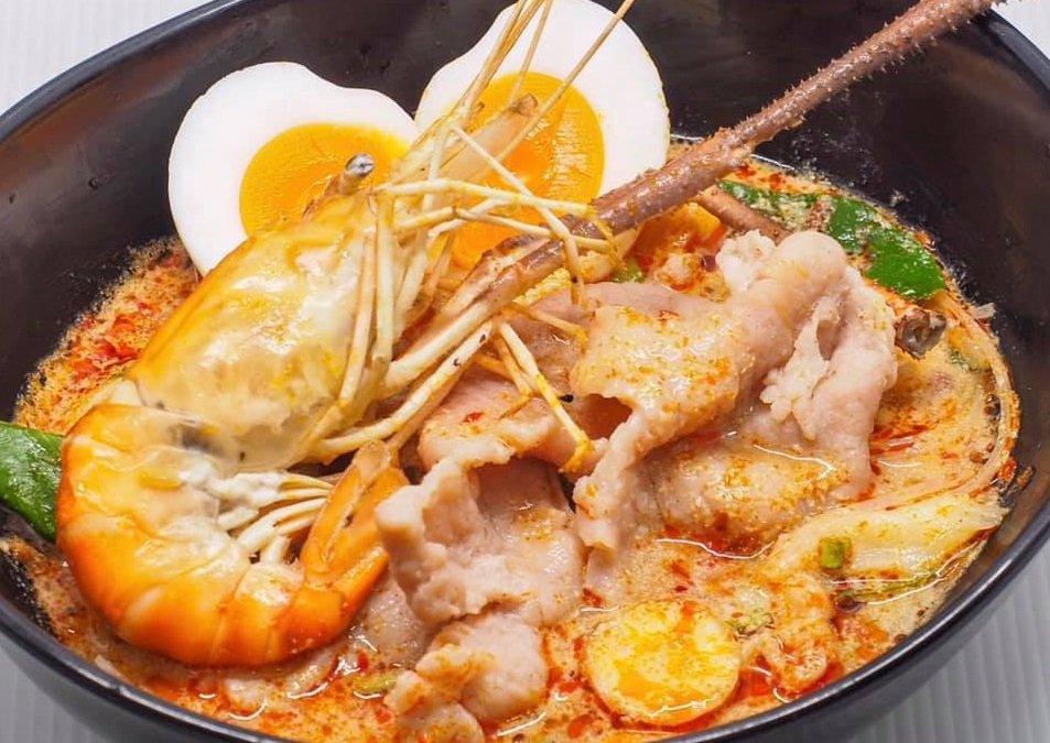 Pe Aor Tom Yum Kung Noodle, satu tom yum terbaik di Bangkok Thailand.
