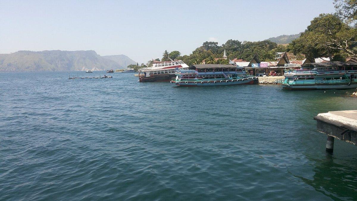 Pelabuhan Ajibata(Danau Toba) terletak di Prapat, Sumatra Utara. Pelabuhan ini mengantarkan penumpang dengan Kapal Ferry dan Kapal Wisata untuk menuju ke Pelabuhan Tomok, Samosir.