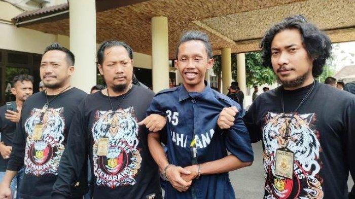 Pelaku pembunuhan mayat dicor Semarang, Muhammad Husen (28) tampak tersenyum saat hadir di konferensi pers di kantor Polrestabes Semarang, Rabu (10/5/2023)