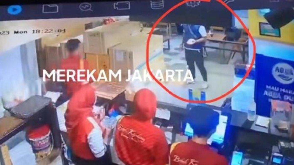 Pelanggan lempar piring berisi nasi gegara tak disenyumi karyawan restoran.