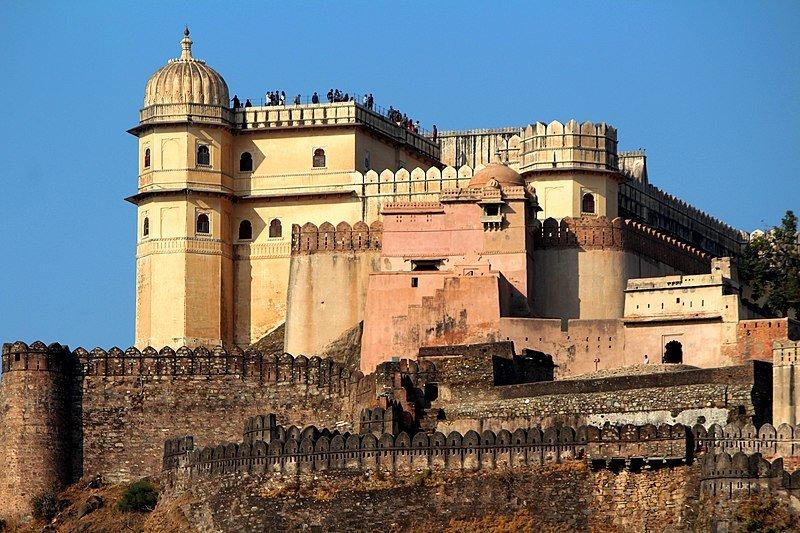 Pemandangan Badal Mahal (istana) di benteng Kumbhalgarh. – Ini adalah benteng besar di Rajasthan, yang dibangun sekitar abad ke-14 dan seterusnya. Foto diambil dari akses jalan menuju Benteng Kumbhalgarh. Benteng ini dibangun di medan sulit pegunungan Rajasthans Aravalli, dan memiliki salah satu tembok benteng terpanjang di dunia.