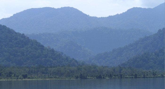 Pemandangan Danau Lindu di kawasan Taman Nasional Lore Lindu Kabupaten Poso, Sulawesi Tengah.