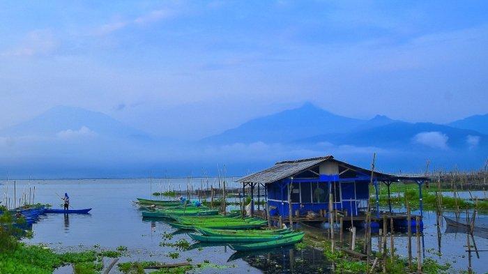 Pemandangan Danau Rawa Pening, yang terletak di Kecamatan Ambarawa, Kabupaten Semarang, Jawa Tengah.