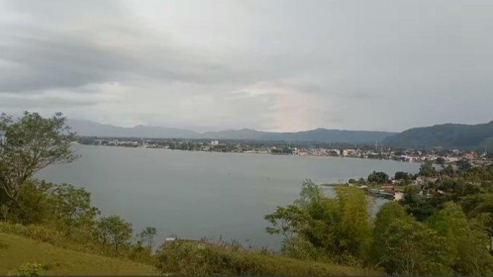 Pemandangan Danau Toba dari bukit Pahoda, Balige, Kabupaten Toba, Sumatera Utara
