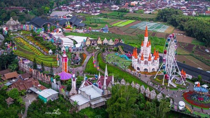 Pemandangan Florawisata Santerra Malang, Jawa Timur dari ketinggian.