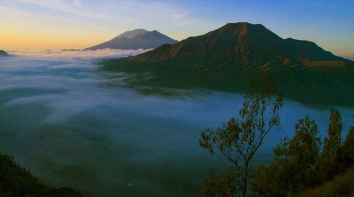 Pemandangan Gunung Batur di Bali saat berkabut.