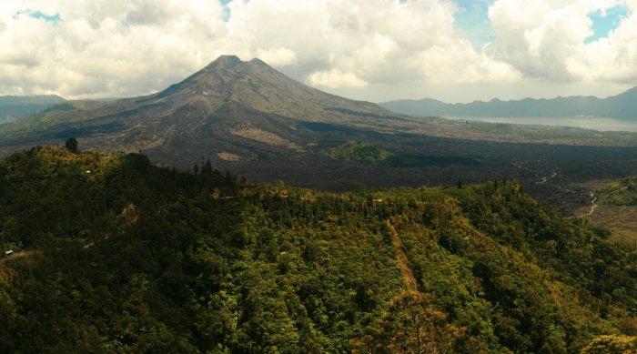 Pemandangan Gunung Batur di Bali yang begitu megah, terlihat dari kawasan Kintamani.