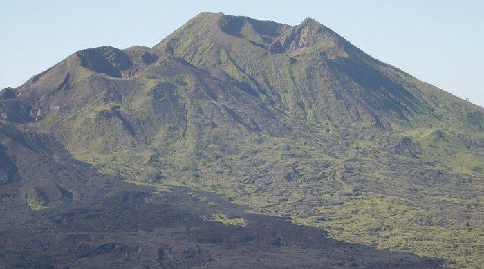 Pemandangan Gunung Batur di Bali yang begitu megah.