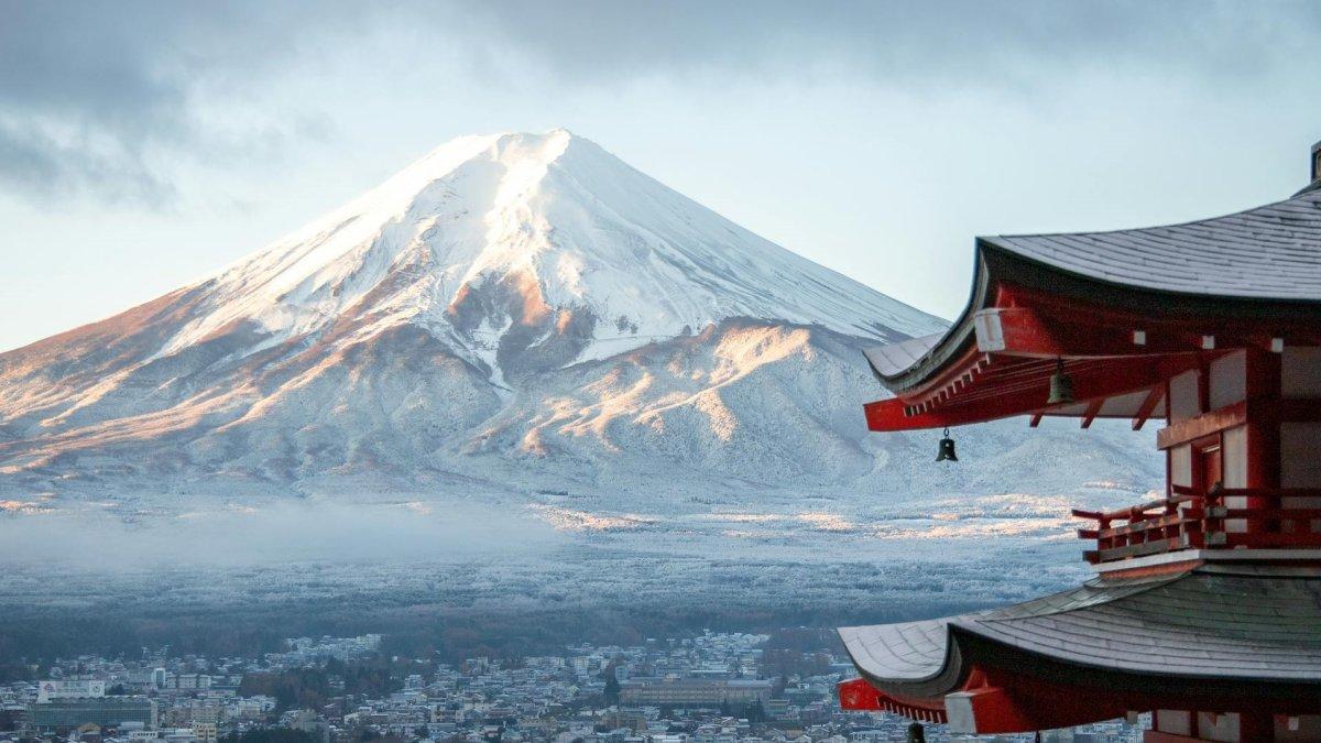 Pemandangan Gunung Fuji Jepang dilihat dari kejauhan.