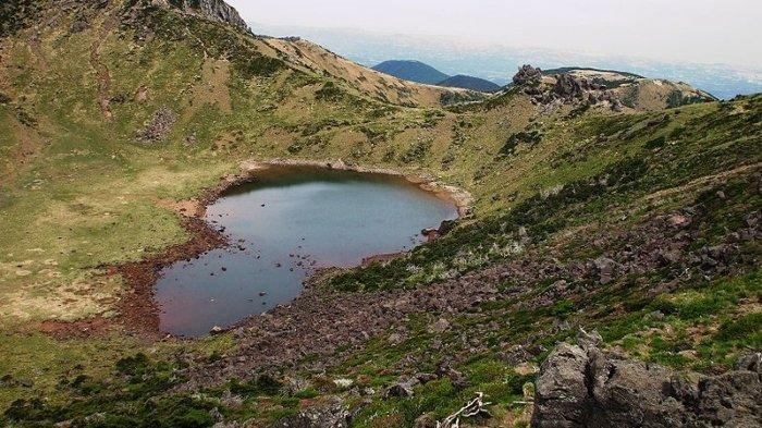 Pemandangan Gunung Halla, gunung tertinggi di Korea Selatan.