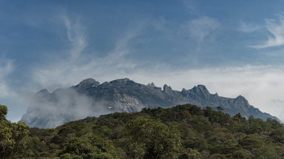 Pemandangan Gunung Kinabalu terlihat dari Kota Kinabalu.