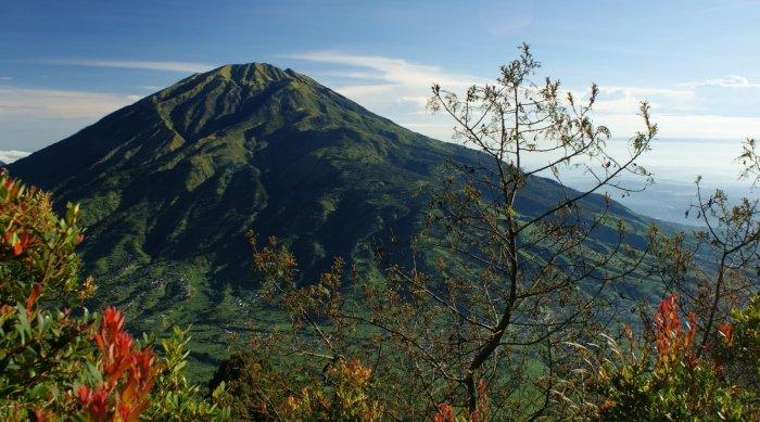 Pemandangan Gunung Merbabu di Kabupaten Semarang, Boyolali, dan Magelang, Jawa Tengah.
