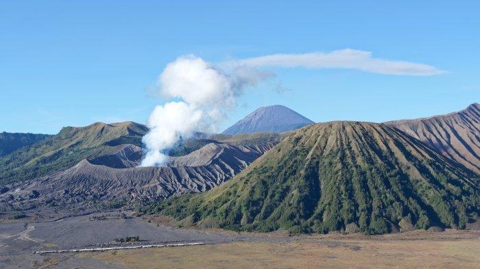 Pemandangan Gunung Semeru yang merupakan bagian dari Taman Nasional Bromo Tengger Semeru (TNBTS) di Probolinggo, Jawa Timur.