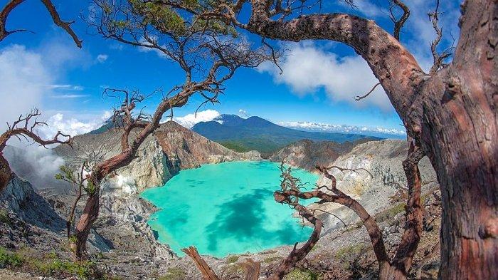 Pemandangan Kawah Ijen di Banyuwangi, Jawa Timur yang digandrungi wisatawan.