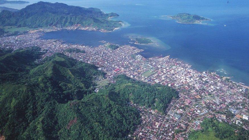 Pemandangan Kota Sibolga dari ketinggian.