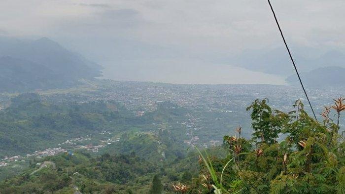 Pemandangan Kota Takengon, Aceh Tengah dari puncak Pantan Terong.
