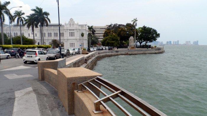 Pemandangan Padang Kota Lama (Esplanade) di Penang, Malaysia.