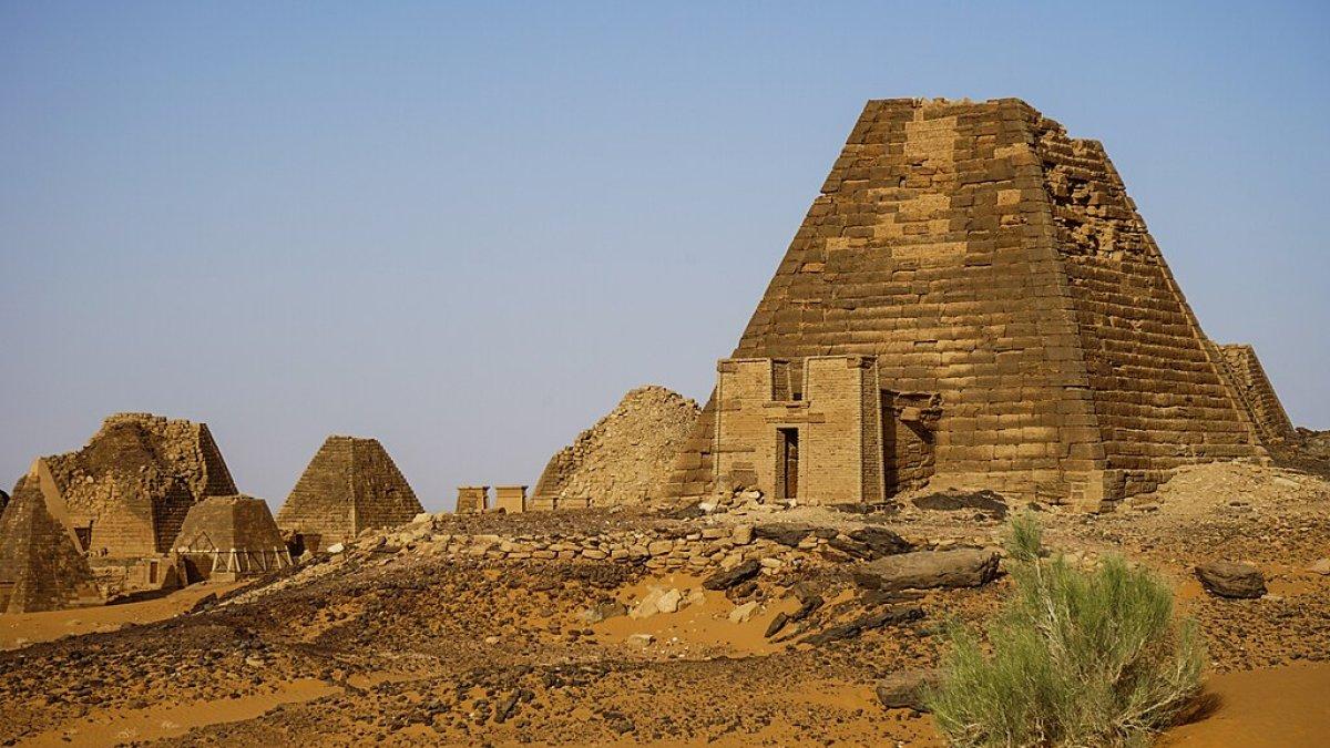 Pemandangan Piramida Nubia yang ada di Meroe, Sudan