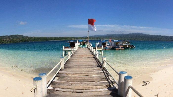 Pemandangan Pulau Peucang Ujung Kulon di Kabupaten Pandeglang, Banten.