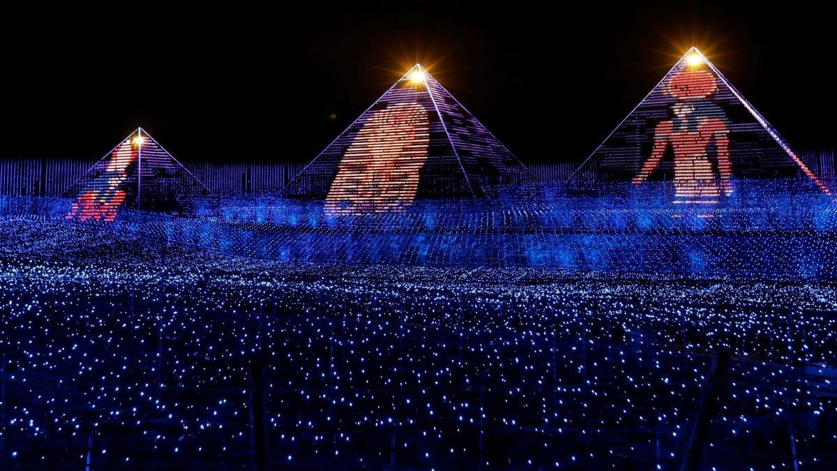 Pemandangan Taman Bunga Nabana no Sato Jepang populer saat musim dingin.