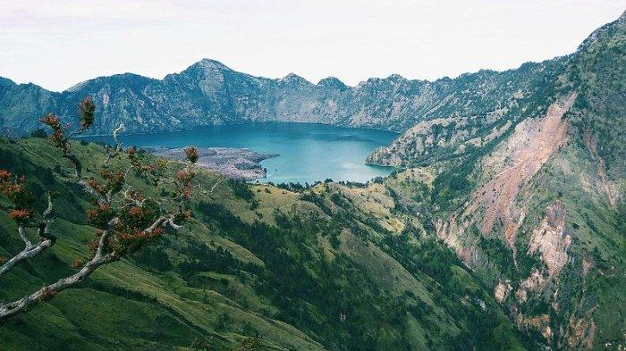 Pemandangan Taman Nasional Gunung Rinjani di Lombok, Nusa Tenggara Barat (NTB).